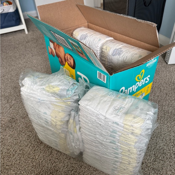 Pampers Swaddlers Diapers Size 2 Pack of 131 New - Picture 2 of 4